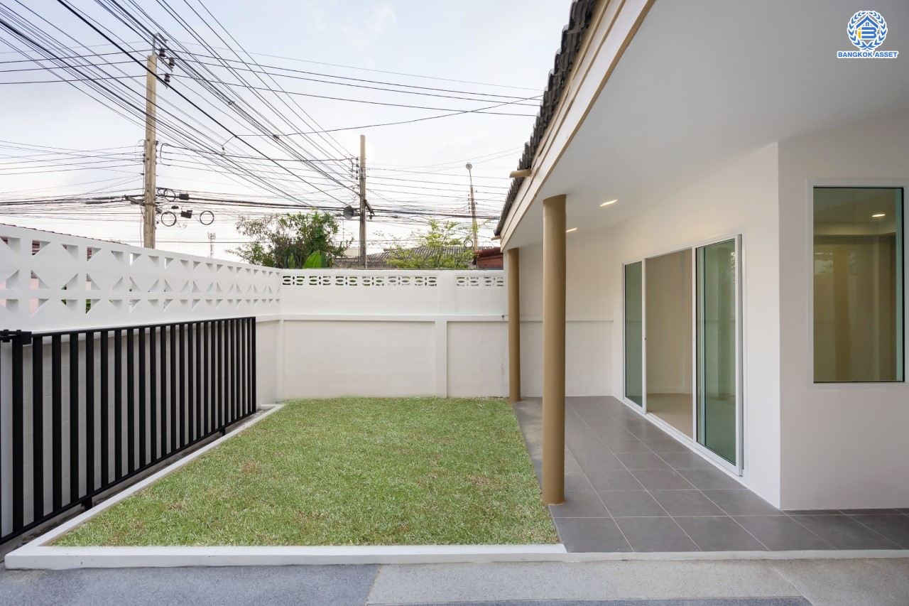 บ้านมือสองตกแต่งใหม่ หลักสี่แลนด์ ดอนเมือง บ้านแฝดหลังใหญ่ เนื้อที่ 35 ตร.ว. ฟังก์ชัน 3 ห้องนอน 2 ห้องน้ำจอดรถได้ 1 คัน บนทำเลดีที่สุด ใกล้สนามบินดอนเมือง ทางด่วน "ศรีสมาน" และรถไฟฟ้าสายสีแดง "สถานีการเคหะ"...